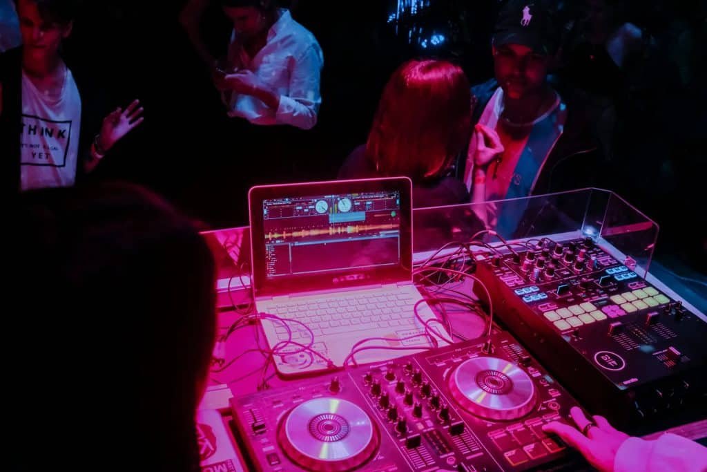 dj Ile de France qui mixe à un mariage